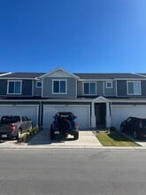 Building Photo - 877 E Oakum Ln