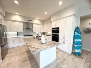 Building Photo - 1519 Doheny Way