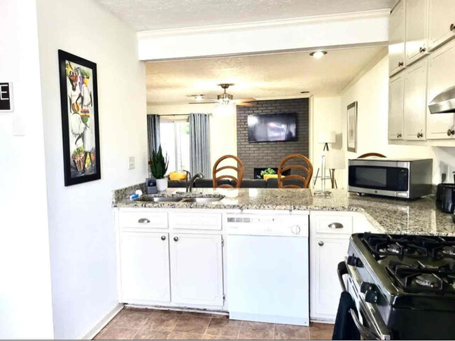 Building Photo - 8096 Woodlake Dr