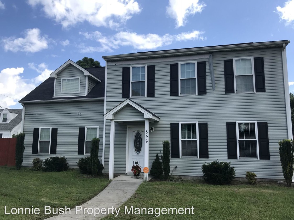 Primary Photo - 4 br, 2.5 bath House - 842 N King St