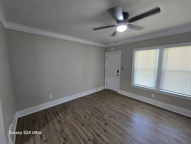 Foto del edificio - This beautifully updated 3-bedroom, 1-bath single-family home is ready for move-in!