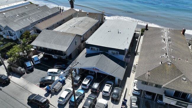 Building Photo - 6525 Del Playa Dr