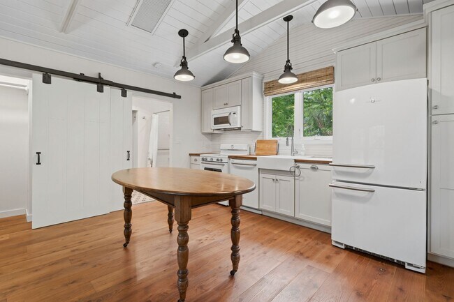 Building Photo - Charming 1BR ADU in Coveted Hope Valley with Private Screened Porch