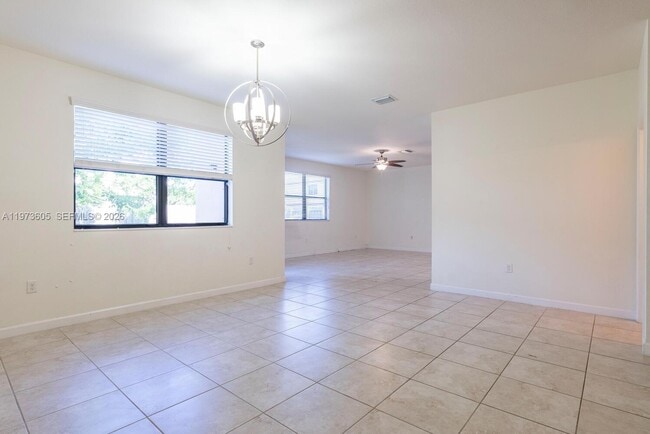 Building Photo - 516 SE 35 Ave