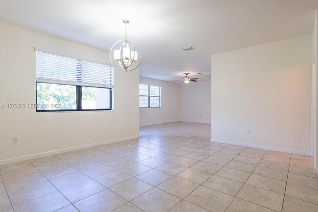 Building Photo - 516 SE 35th Ter