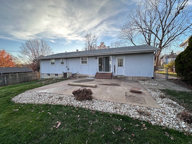 Building Photo - 1304 Overlook Dr