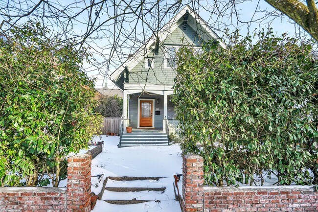 Foto del edificio - Spacious, historic 3-bdrm/1.5-bath home in...