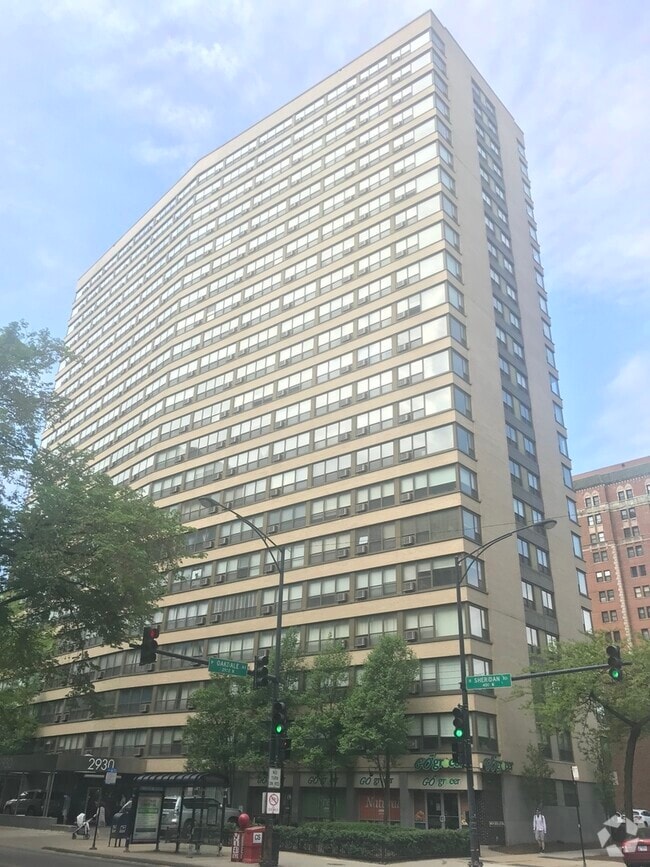 Building Photo - 2930 N Sheridan Rd