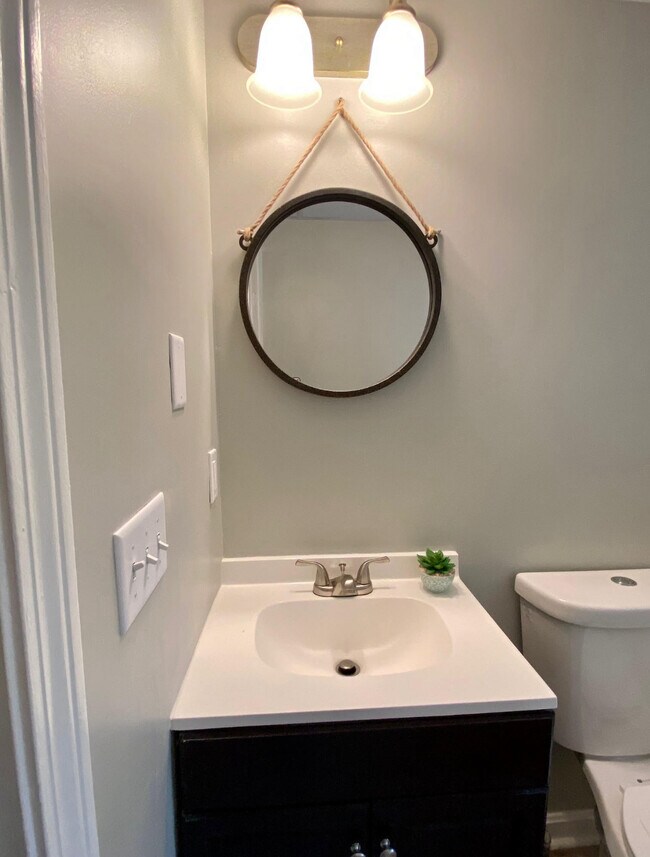 Baño en el primer piso - 630 Palmer Ave
