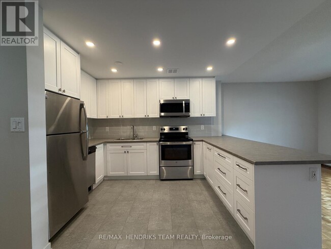 Building Photo - 33 Leaside Dr