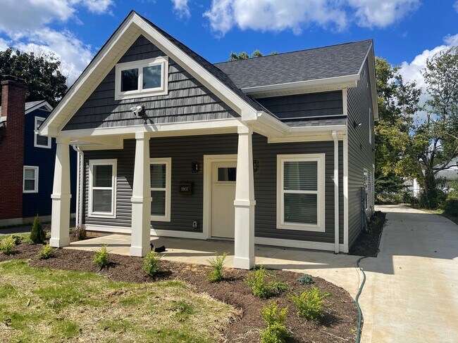 Building Photo - Now Pre-Leasing for Fall Semester 2026