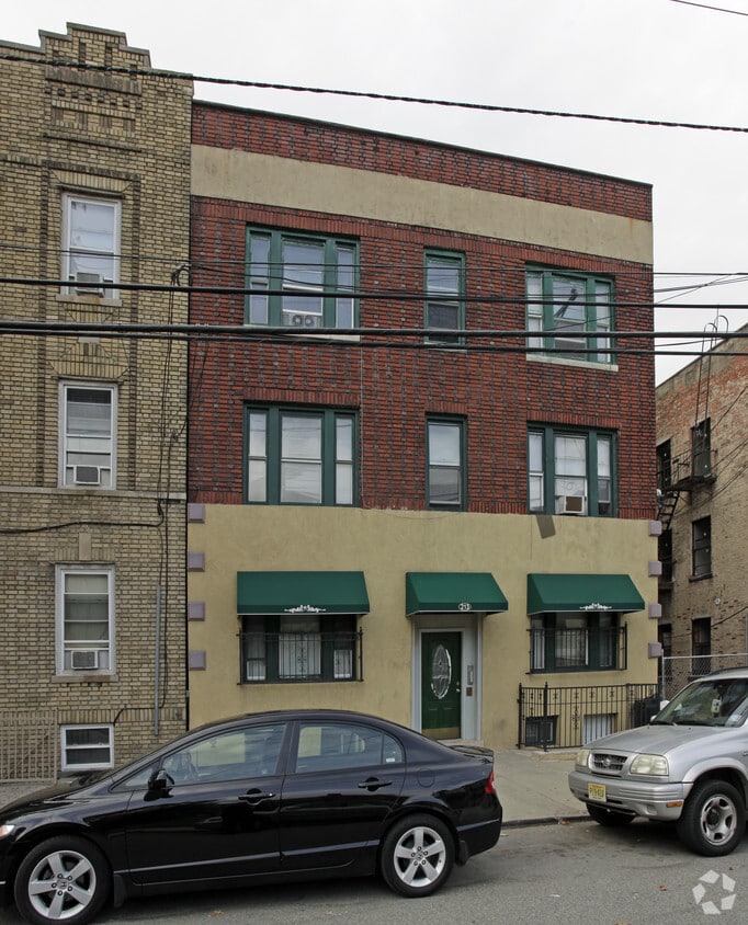 Building Photo - 213 Woodward St