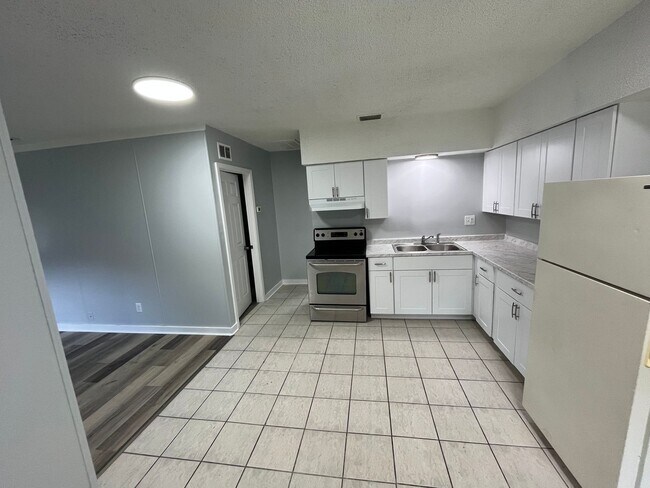 Building Photo - Spacious 1BR/1BA Duplex in North Dade City Near the Withlacoochee River!