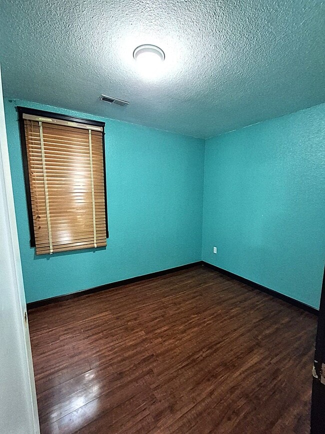 Building Photo - ALL PROSPECTIVE TENANTS MUST SUBMIT A $58 NON-REFUNDABLE APPLICATION FEE PER APPLICANT ONLINE AND...