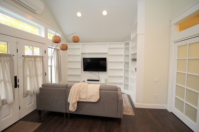 Building Photo - FULLY FURNISHED Spacious ADU Located in the heart of Portland's Historic Laurelhurst Neighborhood!