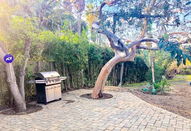 Building Photo - 1145 S Longwood Ave