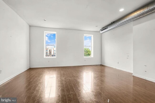 Building Photo - 1631 W Girard Ave