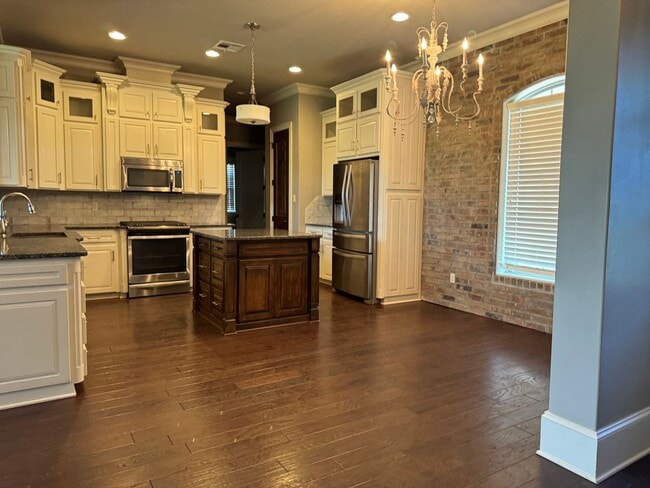 Foto del edificio - Gated community with community POOL!!!!