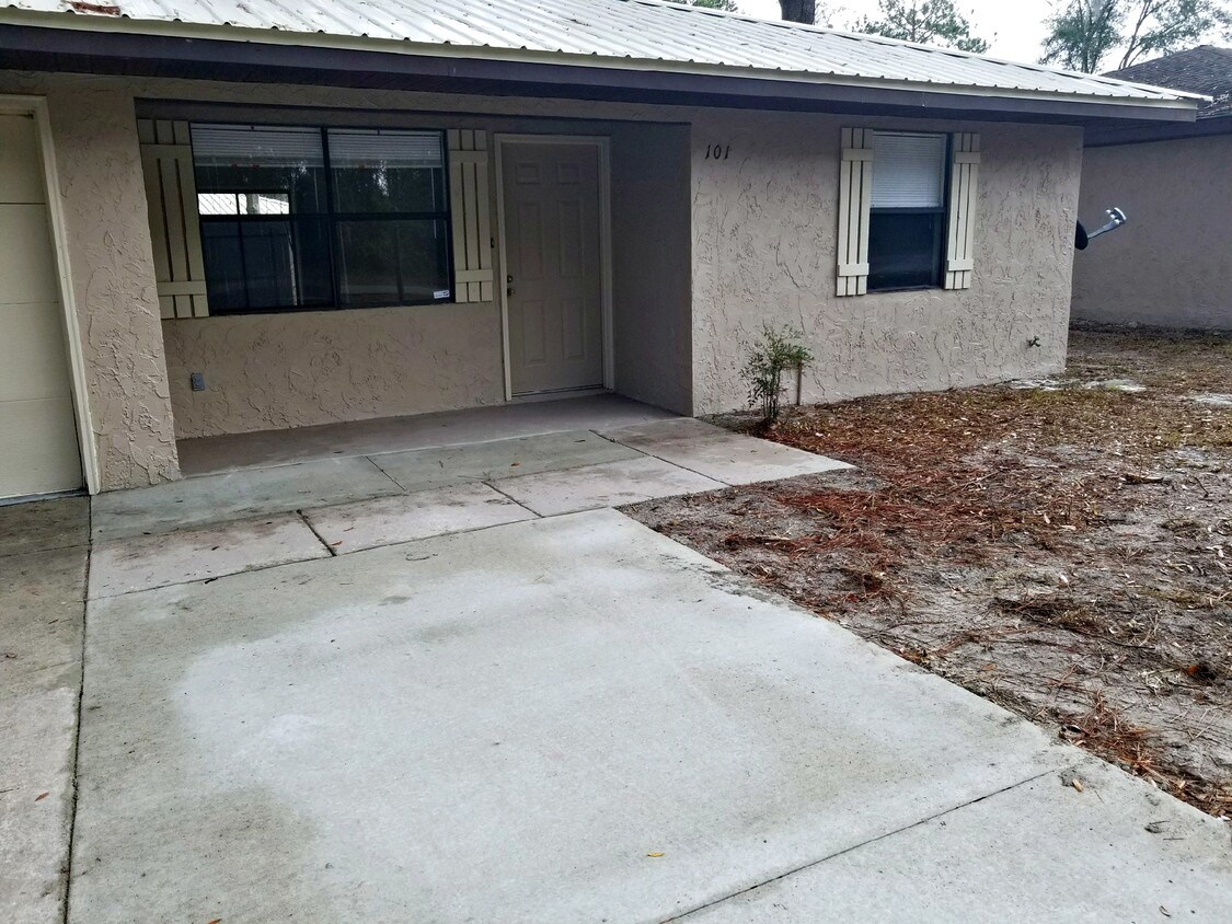 Front of Apartment View - 425 NW Lake City Ave