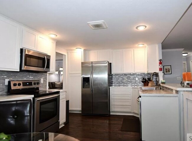 Building Photo - 2755 Desert Dr
