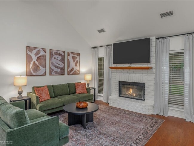 Foto del edificio - 2218 Middle Creek Blvd