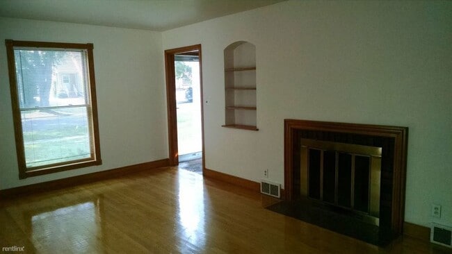Building Photo - 3 Bedroom 2 Bath South Moorhead