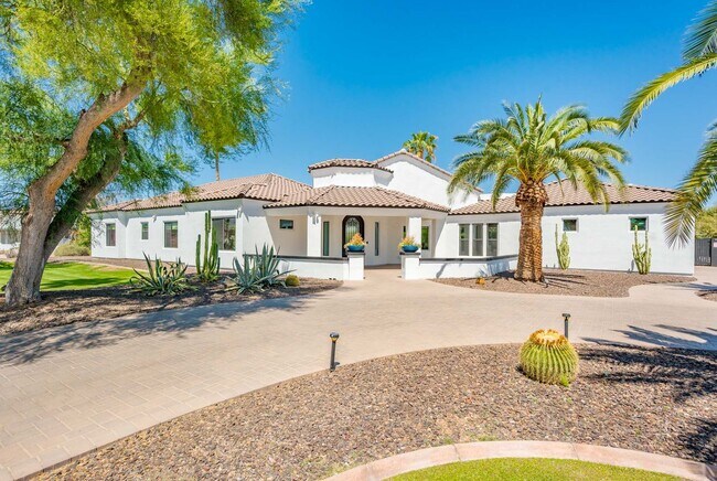 Building Photo - Stunning Luxury Home in Paradise Valley!
