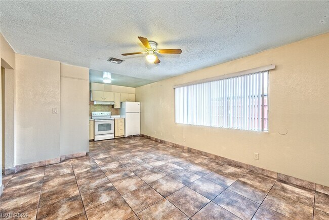 Foto del edificio - 421 N Decatur Blvd