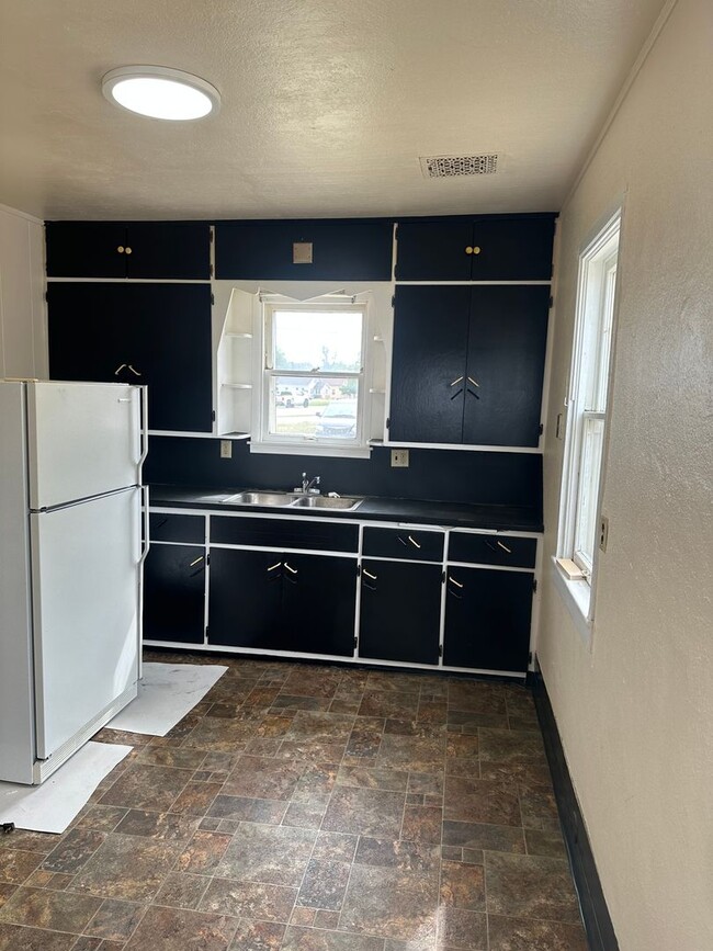 Building Photo - Single Family Home Available for Rent!