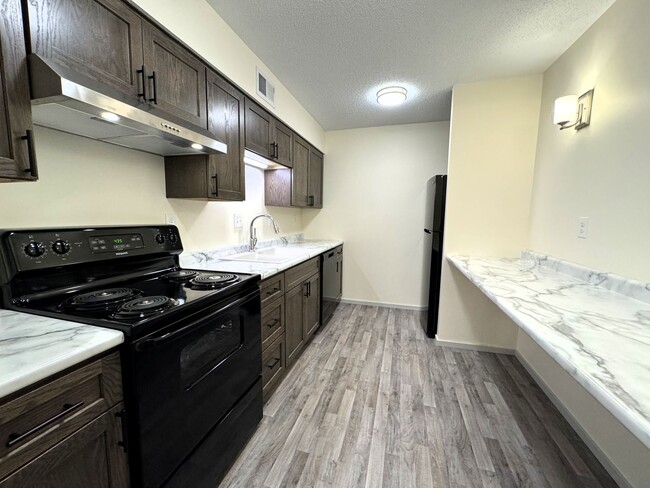 Foto del edificio - Colony Way Condo! Cable Included! All Bran...