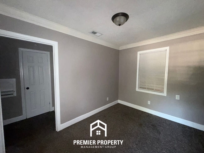 Building Photo - Charming 2BR/1BA Highland Heights Cove | Formal Dining Area & Huge Backyard
