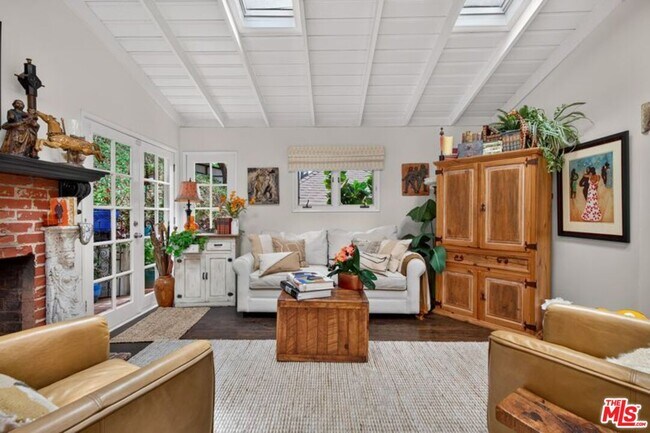 Foto del edificio - 8936 Wonderland Ave