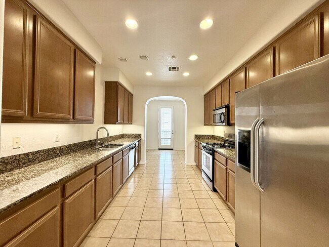Foto del edificio - AVAILABLE NOW!! 2 BEDROOM 2 BATHROOM Home in Palm Desert!