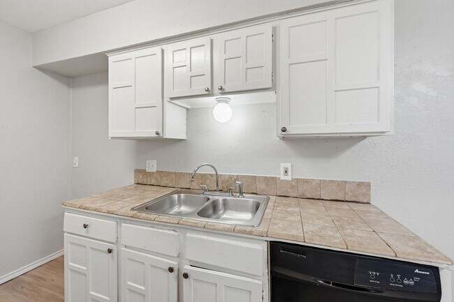 Building Photo - Beautifully Updated 3 Bed, 2 Bath Home