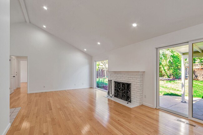 Foto del edificio - Fabulous 3BR 2BA Single Family Los Altos Home