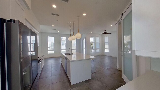 Foto del edificio - Lovely 3 Bedroom, 3 Bathroom Home Just 2 M...