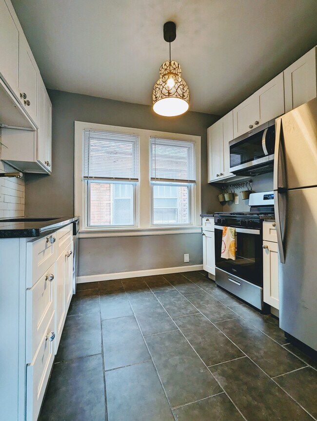 Foto del edificio - 1642 Hazelwood Ave