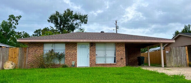 Foto del edificio - Spacious 4-Bedroom 2-Bathroom House