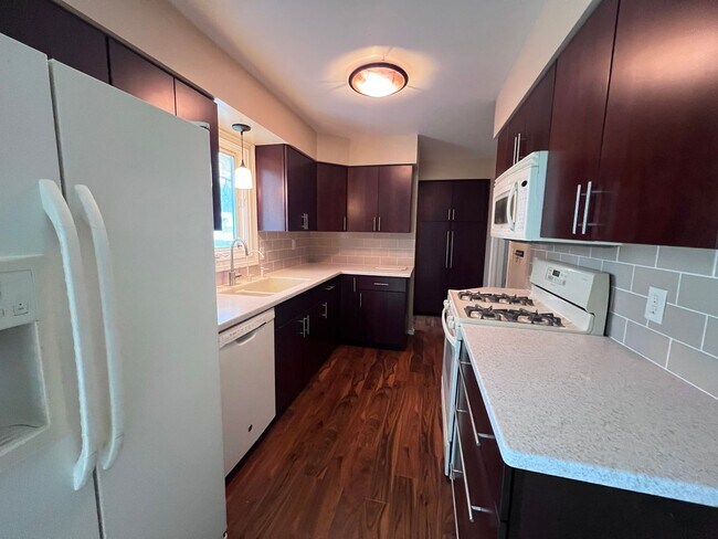 Building Photo - Three Bedroom Single Family Home in Forest...