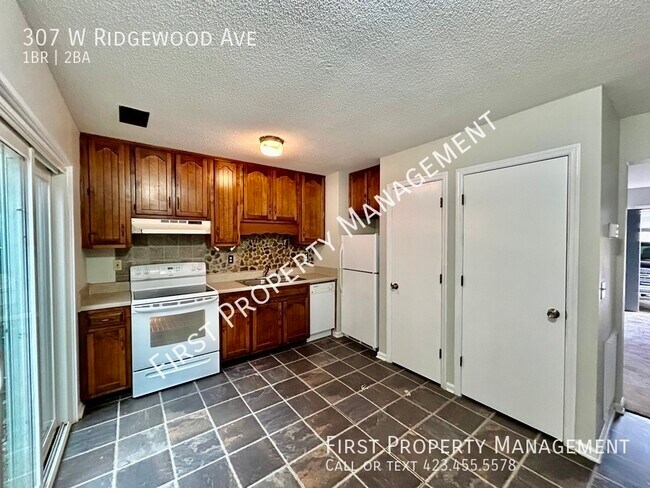 Building Photo - Affordable 1 Bed Townhouse Close to Downtown