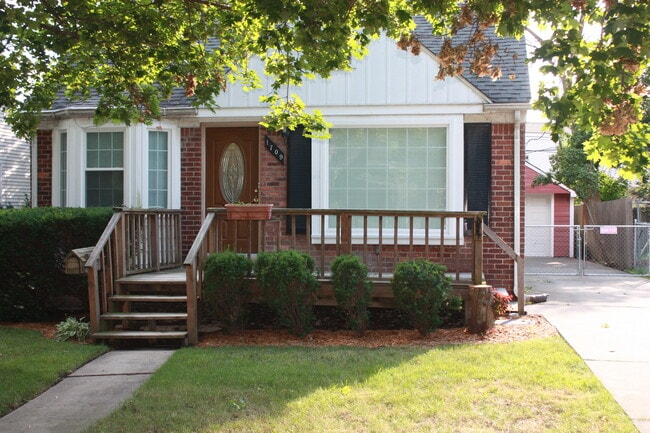 Building Photo - 1709 W Farnum Ave