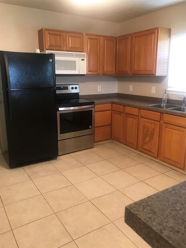 Foto del edificio - 2443 Precinct Line Rd