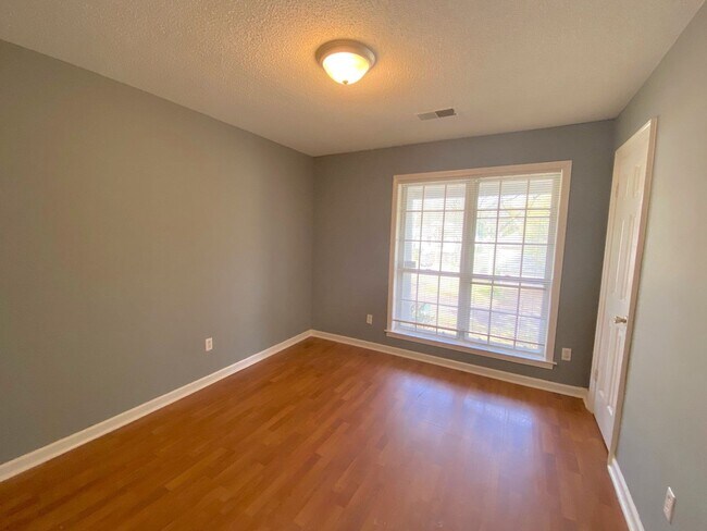 Foto del edificio - 8115 Kerry Dr