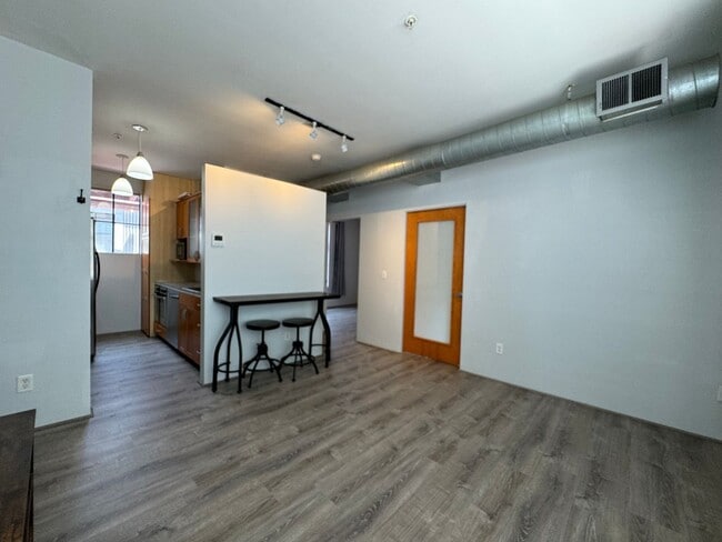 Building Photo - 2 Bedroom Downtown Apartment