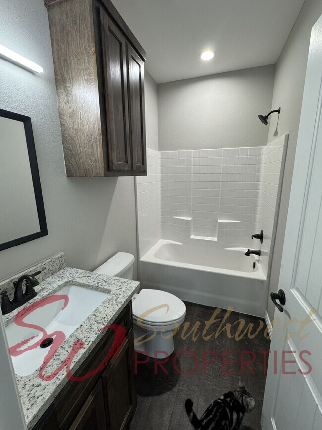 Foto del edificio - Modern 3 Bed / 3 Bath Duplex Near Campus – Lawncare Included!
