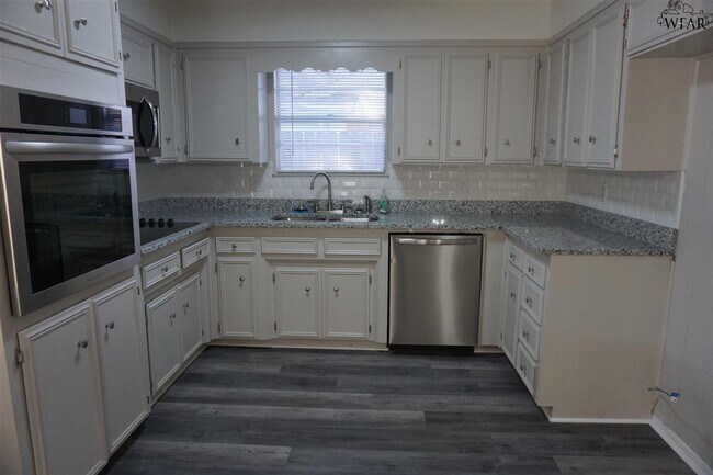 Foto del edificio - 2809 Elmwood Ave