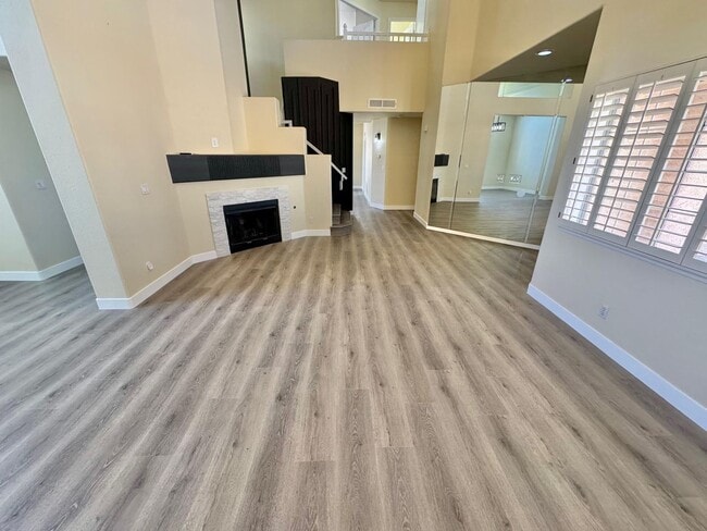 Foto del edificio - GORGEOUS 2 STORY SPACIOUS 4 BEDROOM HOUSE ...