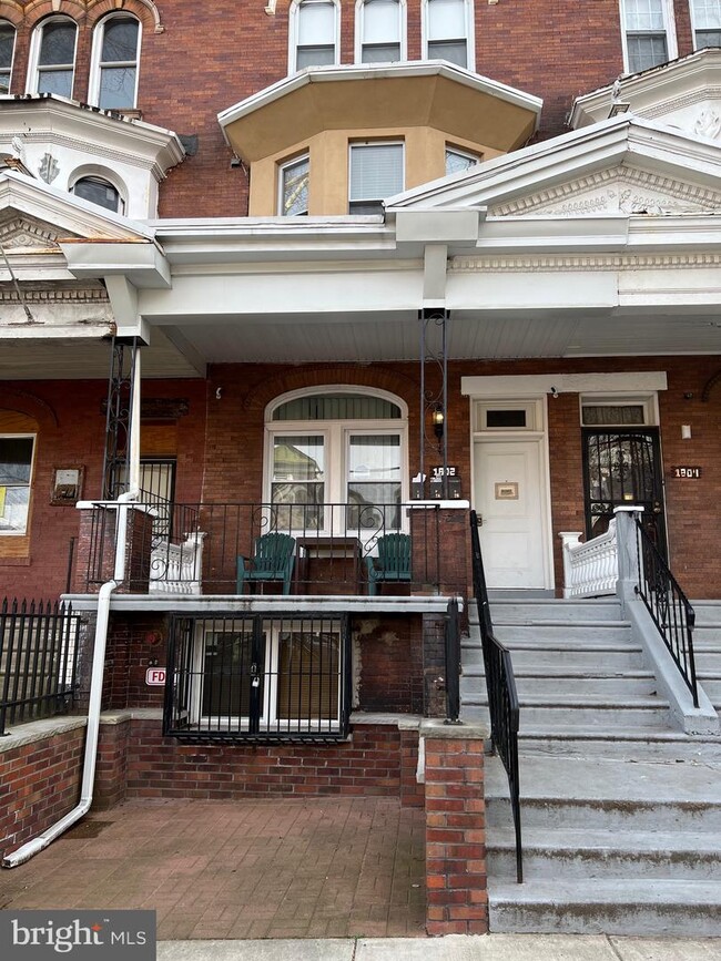 Building Photo - 1802 W Ontario St