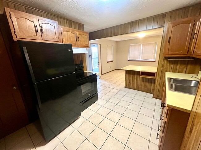 Building Photo - Charming 2 Bedroom, 1 Bath Home with Moder...