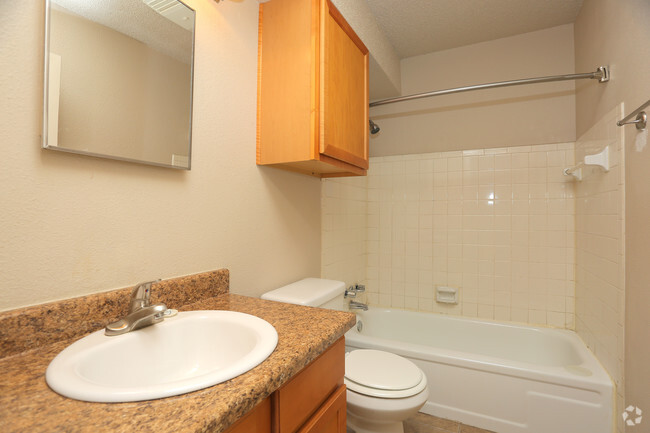 1BR - 600SF - Bathroom - Hampton Hills